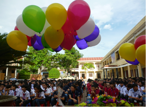 TRAO QUÀ CHO HỌC SINH GIỎI TỈNH NĂM HỌC 2017-2018